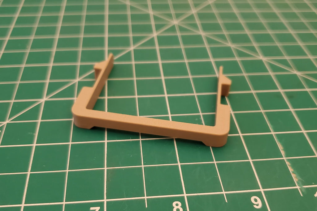 Vertical user port case clip
