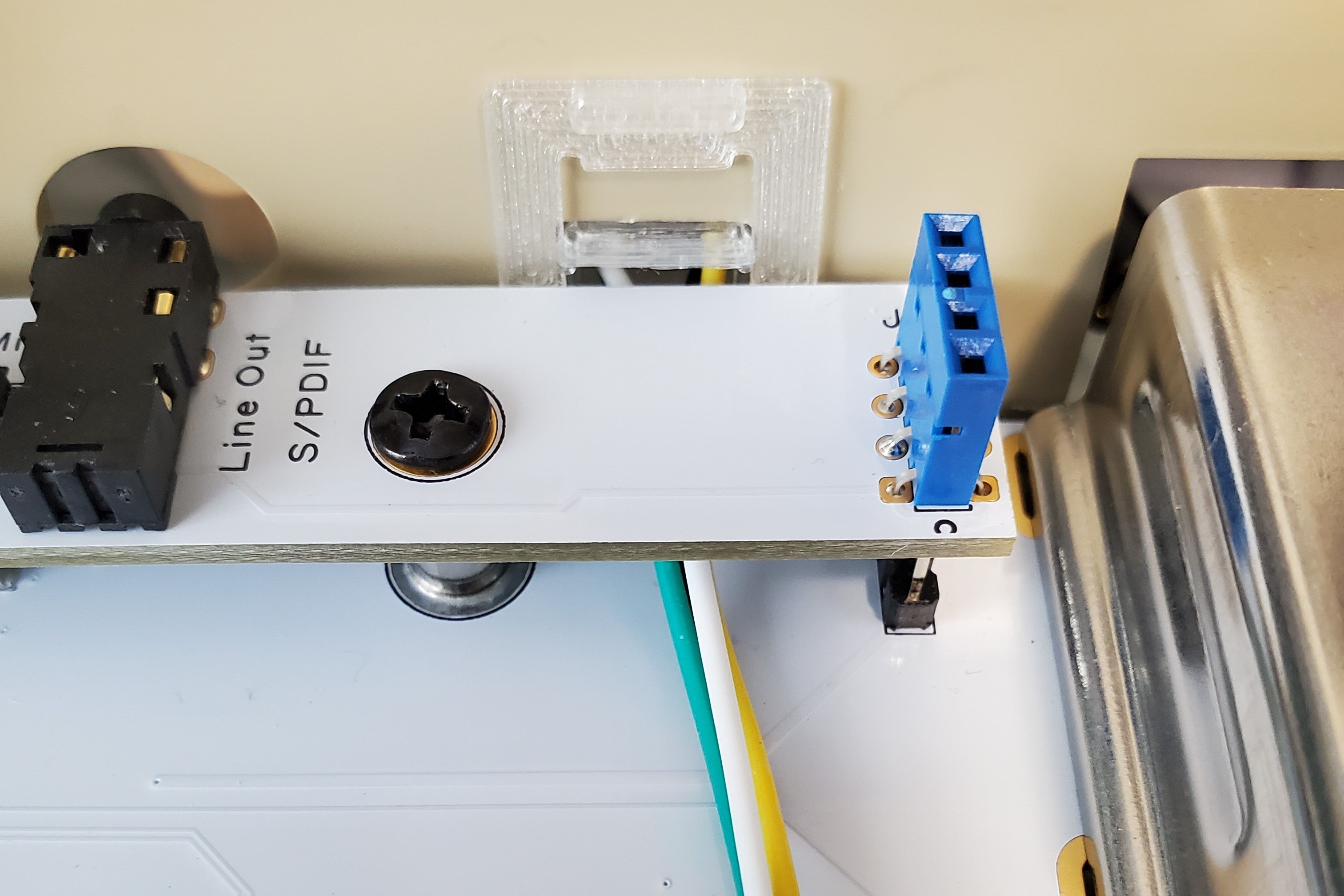 64C Ultimate utility buttons, positioning the retainer clip